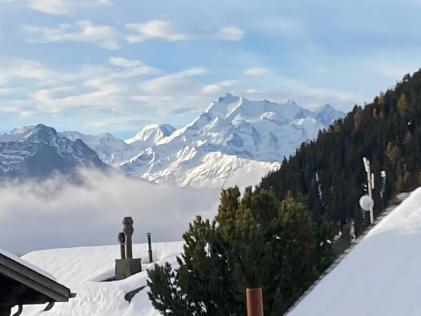 Sicht vom Balkon auf die Berge Sicht vom Balkon auf die Berge