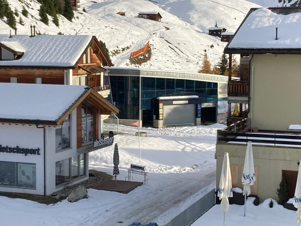 Sicht ab Balkon zur Bahn