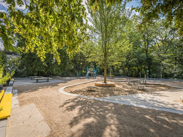 Plac zabaw Schillerhain - Rodzina w Lipsku Plac zabaw Schillerhain oferuje szeroką gamę opcji zabawy.