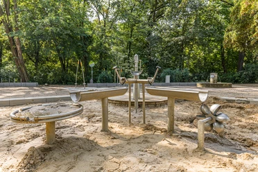 Spielplatz Schillerhain - Familie in Leipzig Auf dem Spielplatz Schillerhain gibt es einen Wasserspielplatz.