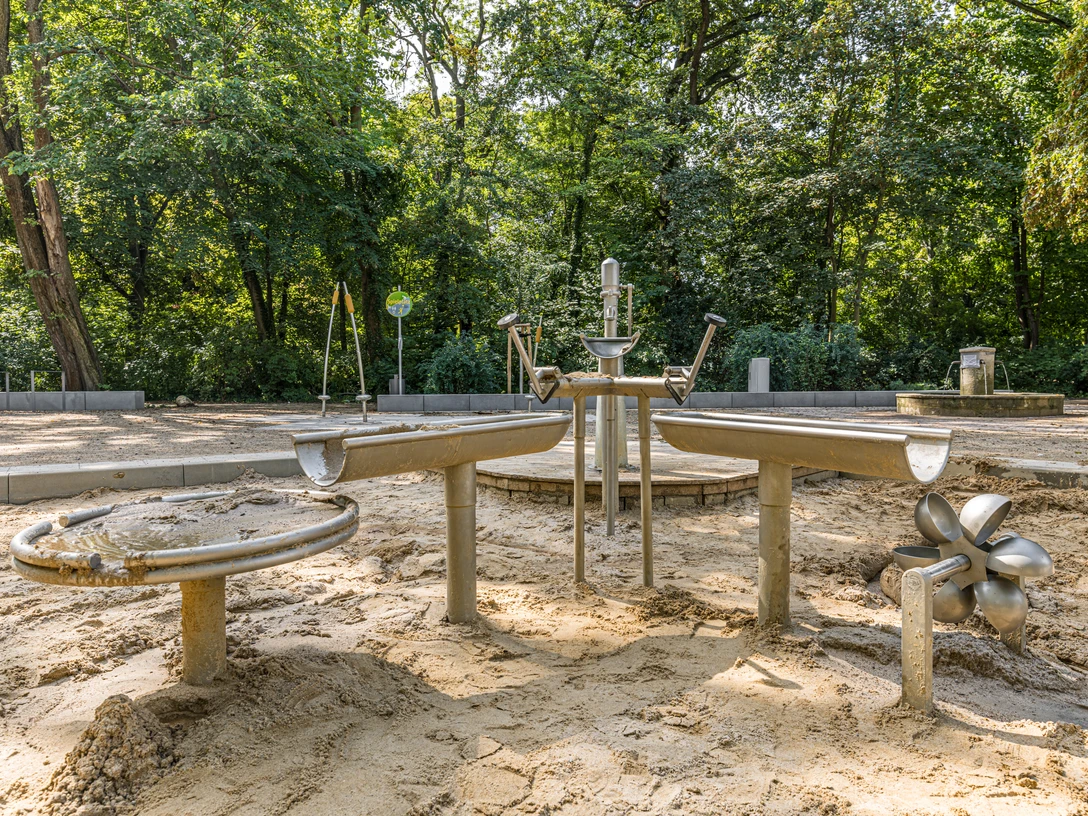Spielplatz Schillerhain - Familie in Leipzig Auf dem Spielplatz Schillerhain gibt es einen Wasserspielplatz.