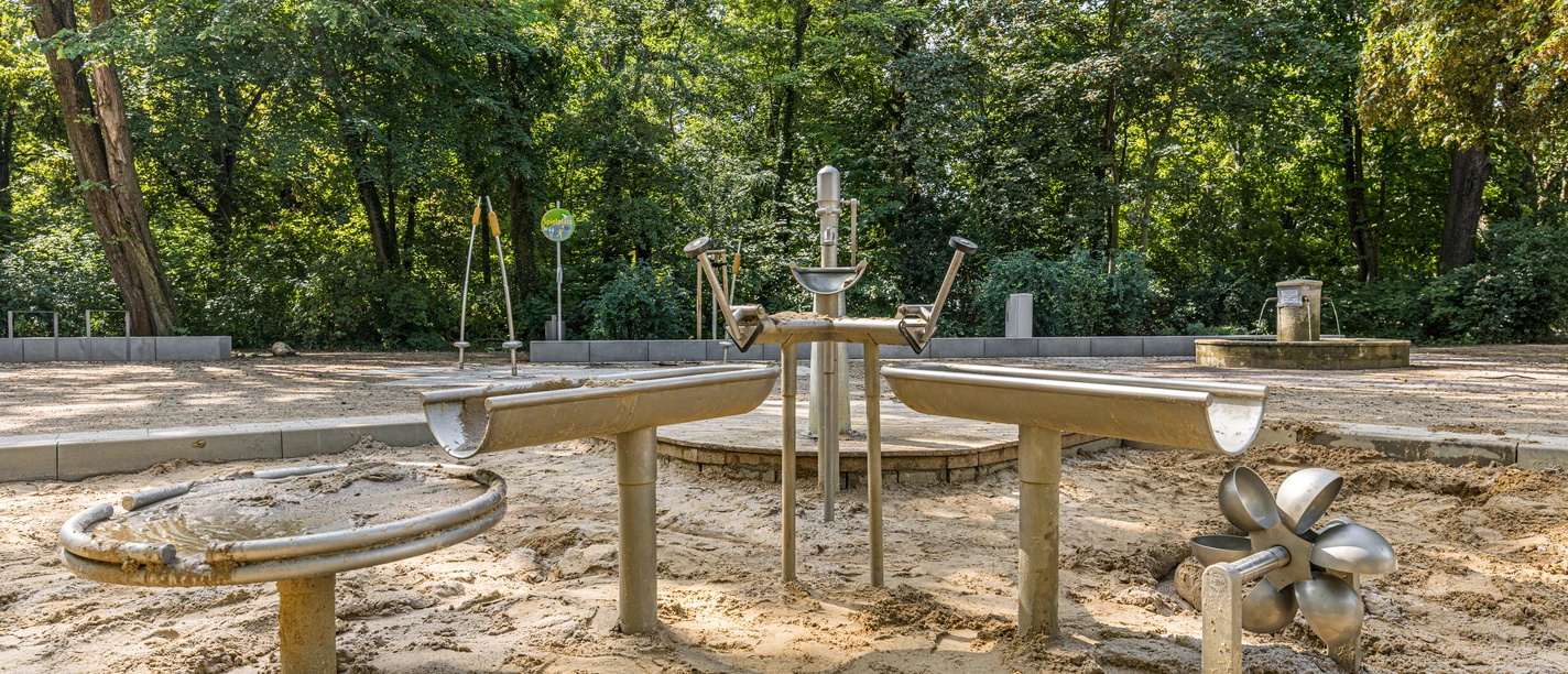 Spielplatz Schillerhain - Familie in Leipzig Auf dem Spielplatz Schillerhain gibt es einen Wasserspielplatz.