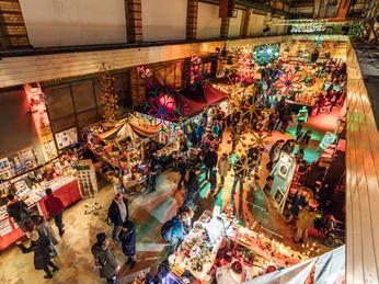 Weihnachtsmarkt am Connewitzer Kreuz - Weihnachten in Leipzig Blick von oben in das Werk 2, in dem die Besucher durch die zahlreichen Stände mit Handwerkskunst und Leckereien stöbern