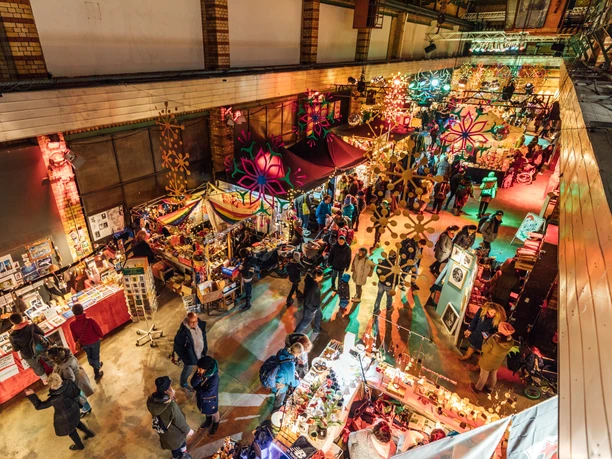Weihnachtsmarkt am Connewitzer Kreuz - Weihnachten in Leipzig Blick von oben in das Werk 2, in dem die Besucher durch die zahlreichen Stände mit Handwerkskunst und Leckereien stöbern