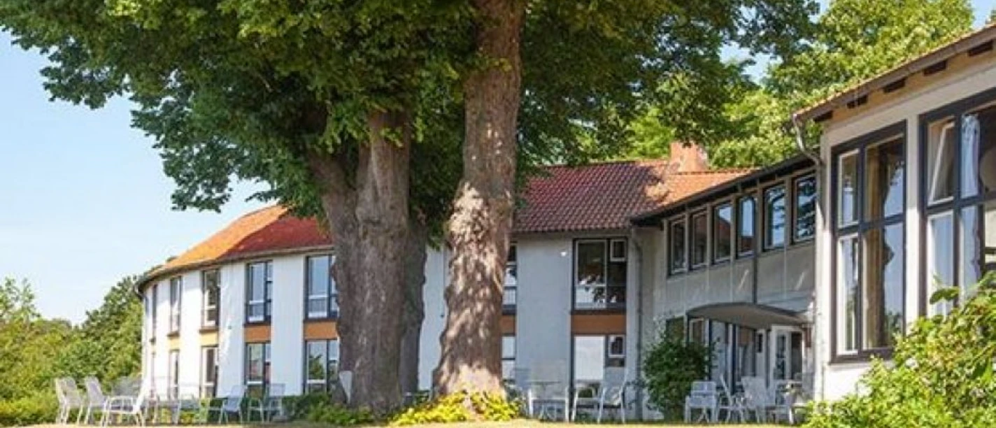 christophorushaus.jpg Außenansicht des Christophorushauses mit mehreren Sitzmöglichkeiten davor, großer Baum auf Wiese vor dem Gebäude