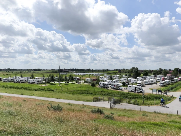 Blick auf den Wohnmobilhafen am Deich.jpg