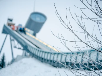Sparkasse Vogtland Arena (c) J&J Media GmbH.jpg Die Sparkasse Vogtland Arena mit Skisprungschanze im winterlichen Umfeld.The Sparkasse Vogtland Arena with ski jump in a wintry setting.Sparkasse Vogtland Arena se skokanským můstkem v zimním prostředí.Sparkasse Vogtland Arena ze skocznią narciarską w zimowej scenerii.De Sparkasse Vogtland Arena met skischans in een winterse omgeving.La Sparkasse Vogtland Arena con trampolino per il salto con gli sci in un ambiente invernale.