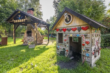 Zaubergarten Stötteritz - Spielplätze in Leipzig Im Zaubergarten Stötteritz gibt es ein kleines Hexenhäuschen zum Spielen.