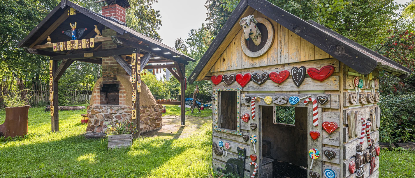 Zaubergarten Stötteritz - Spielplätze in Leipzig Im Zaubergarten Stötteritz gibt es ein kleines Hexenhäuschen zum Spielen.