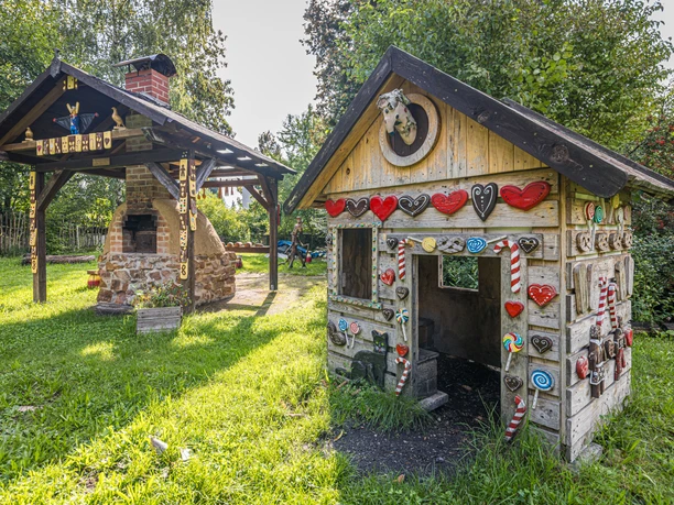 Zaubergarten Stötteritz - Spielplätze in Leipzig Im Zaubergarten Stötteritz gibt es ein kleines Hexenhäuschen zum Spielen.