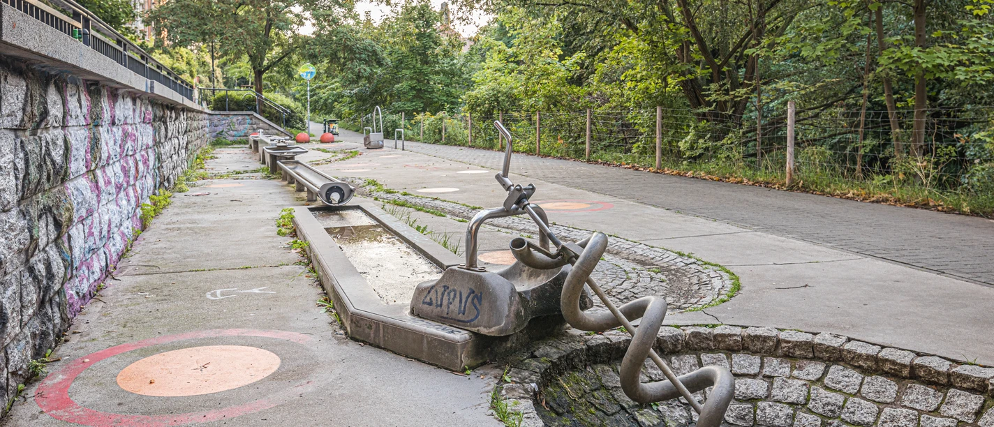 There is a small water playground on the Karl Heine Canal.