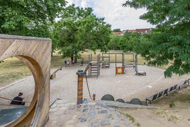 Spielplatz Rabet - Familie in Leipzig Der Spielplatz im Stadtteilpark Rabet bietet zahlreiche Spielmöglichkeiten.