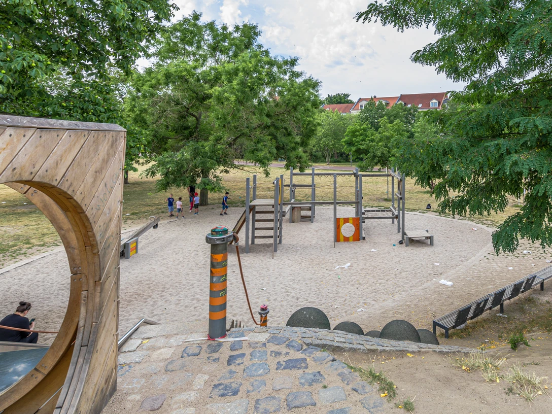 Spielplatz Rabet - Familie in Leipzig Der Spielplatz im Stadtteilpark Rabet bietet zahlreiche Spielmöglichkeiten.