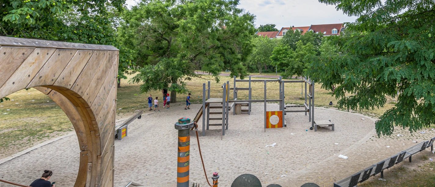 Spielplatz Rabet - Familie in Leipzig Der Spielplatz im Stadtteilpark Rabet bietet zahlreiche Spielmöglichkeiten.