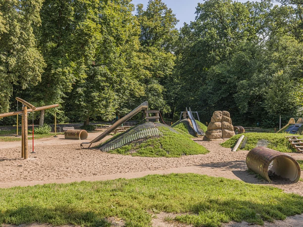 Plac zabaw w Parku Dzikich Zwierząt w Lipsku oferuje różnorodne opcje zabawy z różnymi zjeżdżalniami, tunelami, huśtawkami i piaszczystymi obszarami, rodzina, dzieci, wypoczynek
