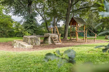 Spielplatz Thonberger Park - Familie in Leipzig Auf dem Spielplatz "Thonberger Park" gibt es ein Klettergerüst für Kinder.