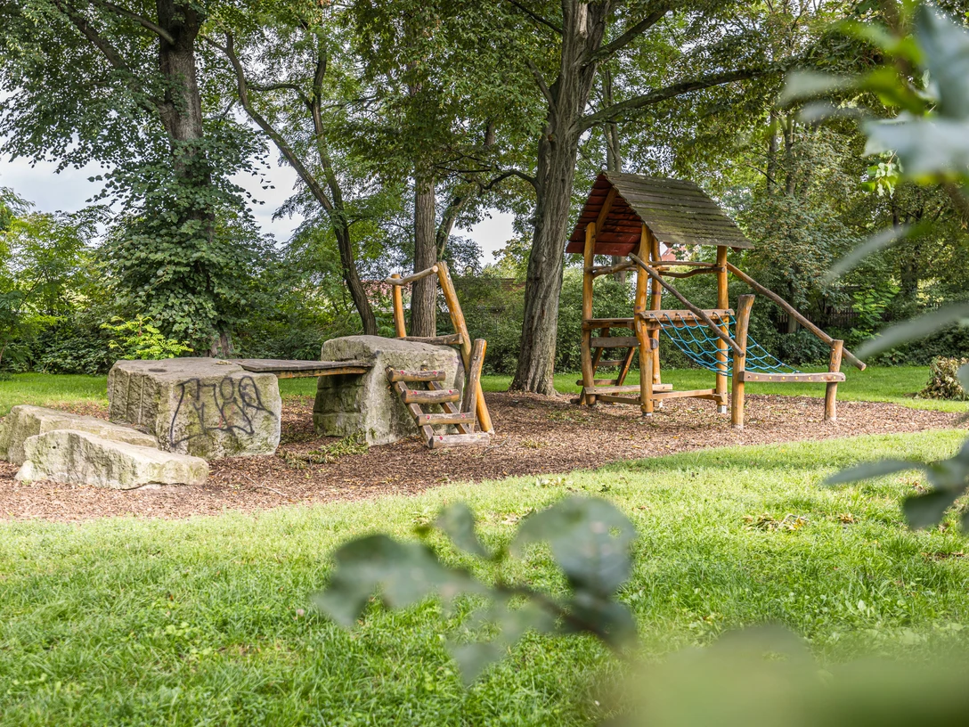 Spielplatz Thonberger Park - Familie in Leipzig Auf dem Spielplatz "Thonberger Park" gibt es ein Klettergerüst für Kinder.There is a climbing frame for children at the "Thonberger Park" playground.Na dětském hřišti "Thonberger Park" je k dispozici prolézačka.Na placu zabaw "Thonberger Park" znajduje się drabinka wspinaczkowa dla dzieci.Er is een klimrek voor kinderen in de speeltuin "Thonberger Park".Il parco giochi "Thonberger Park" dispone di una struttura per arrampicarsi per i bambini.