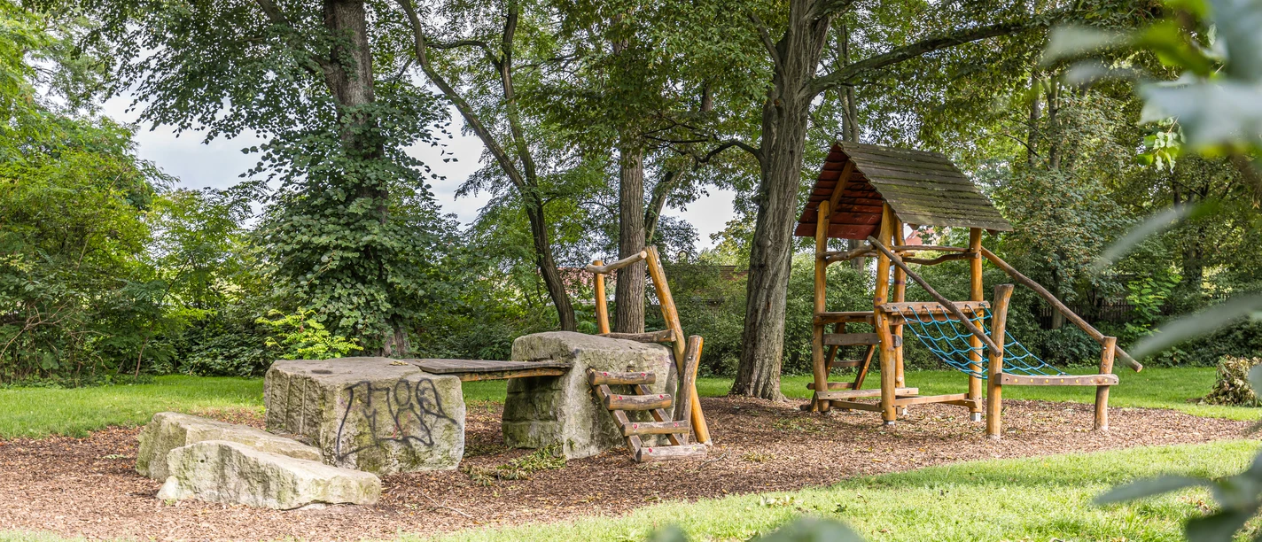 Spielplatz Thonberger Park - Familie in Leipzig Auf dem Spielplatz "Thonberger Park" gibt es ein Klettergerüst für Kinder.