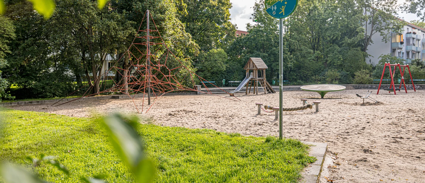 V ulici Thiemstraße se nachází dětské hřiště s různými možnostmi hry.