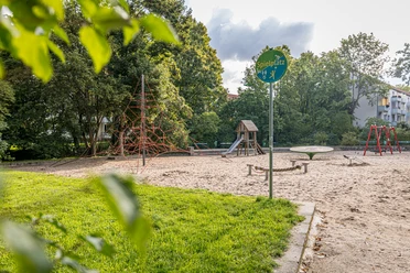 Spielplatz Thiemstraße - Familie in Leipzig In der Thiemstraße gibt es einen Spielplatz mit verschiedenen Spielmöglichkeiten.
