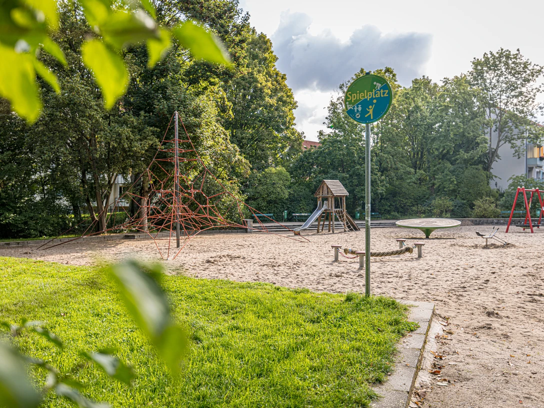 Spielplatz Thiemstraße - Familie in Leipzig In der Thiemstraße gibt es einen Spielplatz mit verschiedenen Spielmöglichkeiten.