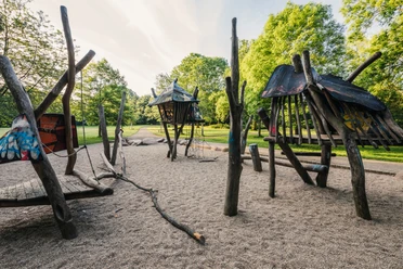 Spielplatz Stötteritzer Wäldchen - Familie in Leipzig Auf dem Spielplatz Stötteritzer Wäldchen gibt es ein Klettergerüst für Kinder.