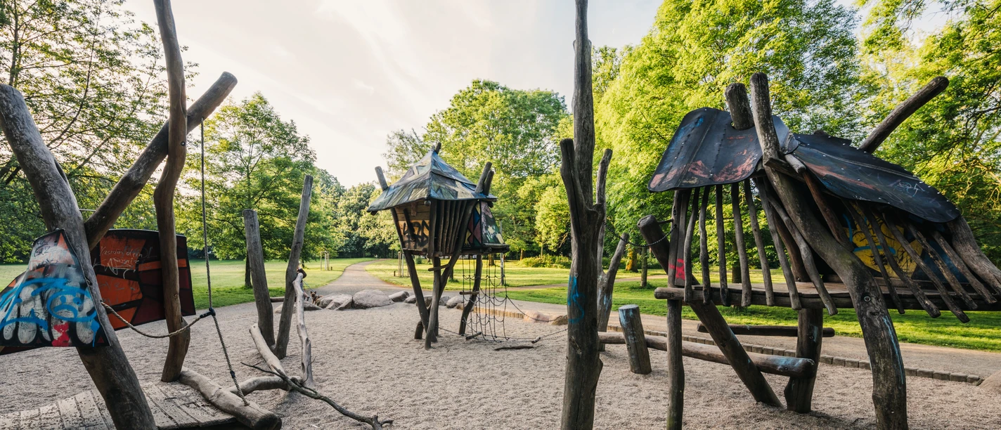 Stötteritzer Wäldchen playground - Family in Leipzig There is a climbing frame for children at the Stötteritzer Wäldchen playground.