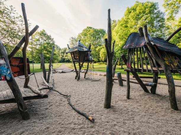 Stötteritzer Wäldchen playground - Family in Leipzig There is a climbing frame for children at the Stötteritzer Wäldchen playground.