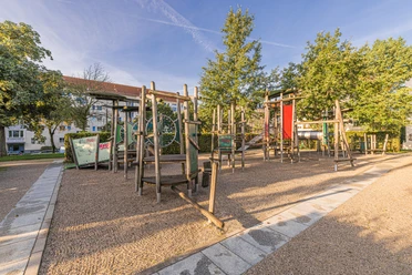 Playground at Steinplatz - Family in Leipzig There is a large climbing frame for children on the playground at Steinplatz.