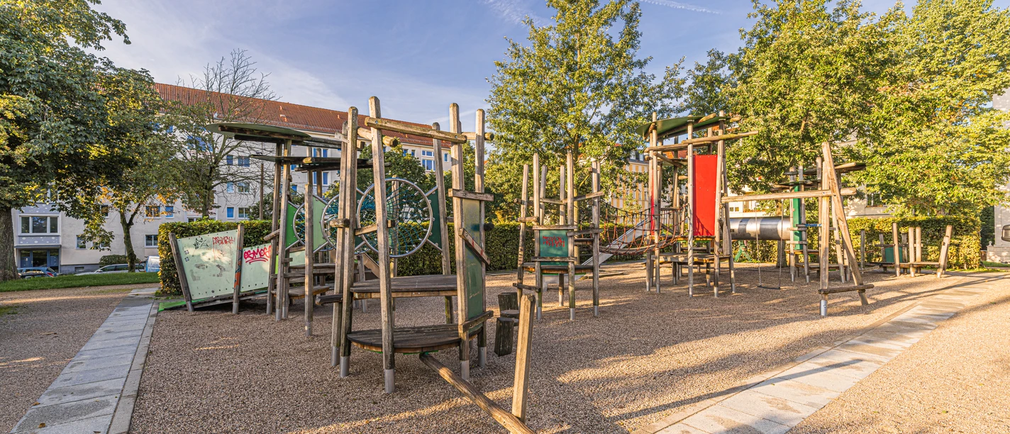 Spielplatz am Steinplatz - Familie in Leipzig Auf dem Spielplatz am Steinplatz gibt es ein großes Klettergerüst für Kinder.