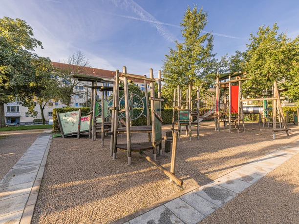 Auf dem Spielplatz am Steinplatz gibt es ein großes Klettergerüst für Kinder.