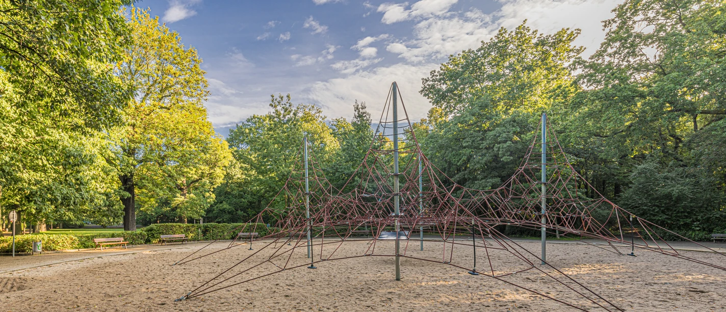 Aire de jeux "Kletterburg" - Famille à Leipzig Sur l'aire de jeux "Kletterburg", il y a une grande araignée à grimper.