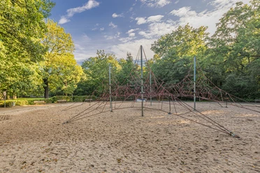 Spielplatz "Kletterburg" - Familie in Leipzig Auf dem Spielplatz "Kletterburg" gibt es eine große Kletterspinne.