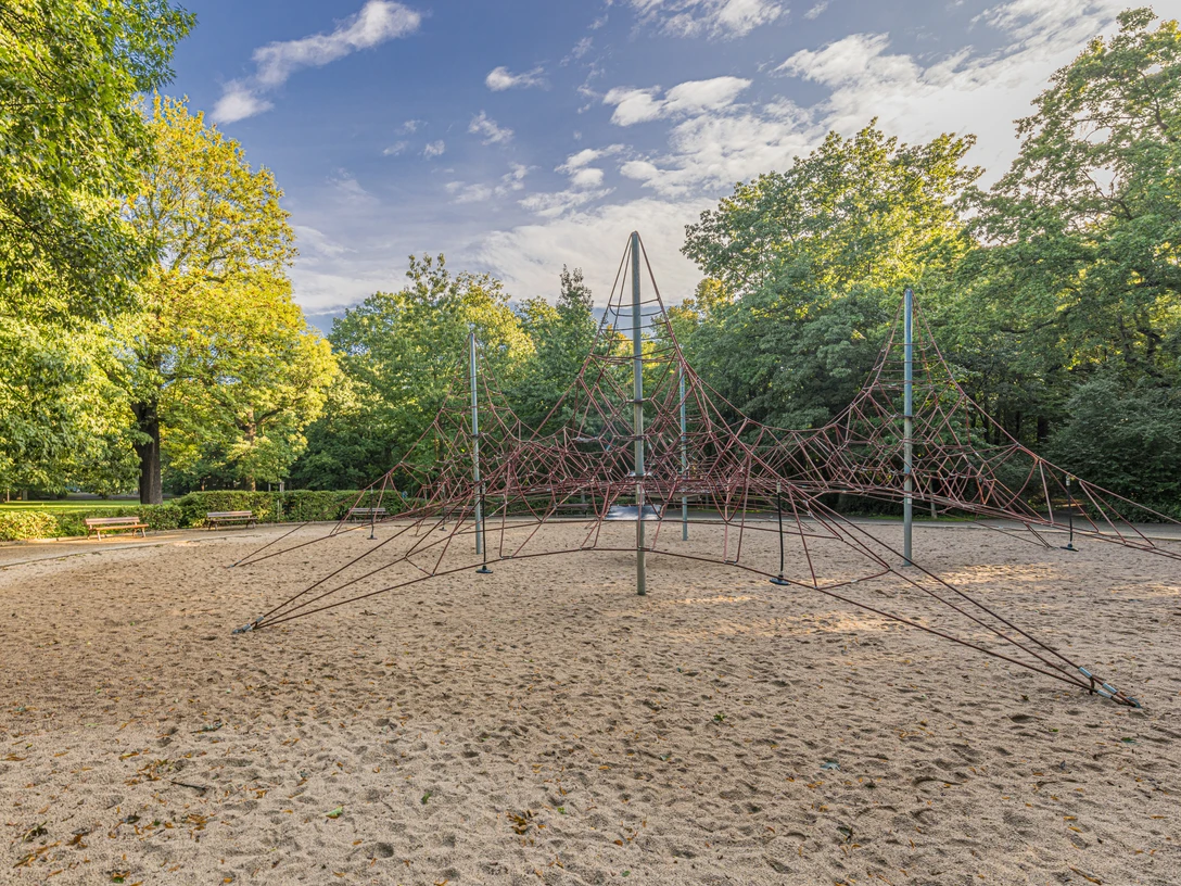 Spielplatz "Kletterburg" - Familie in Leipzig Auf dem Spielplatz "Kletterburg" gibt es eine große Kletterspinne.