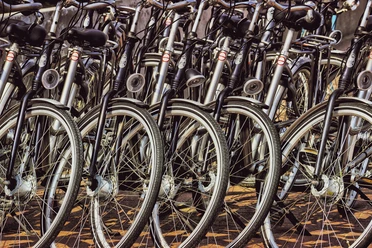 cycles-3902288_1920Susanne Jutzeler_Pixabay.jpg Viele Fahrräder stehen in Reihen nebeneinander und hintereinander