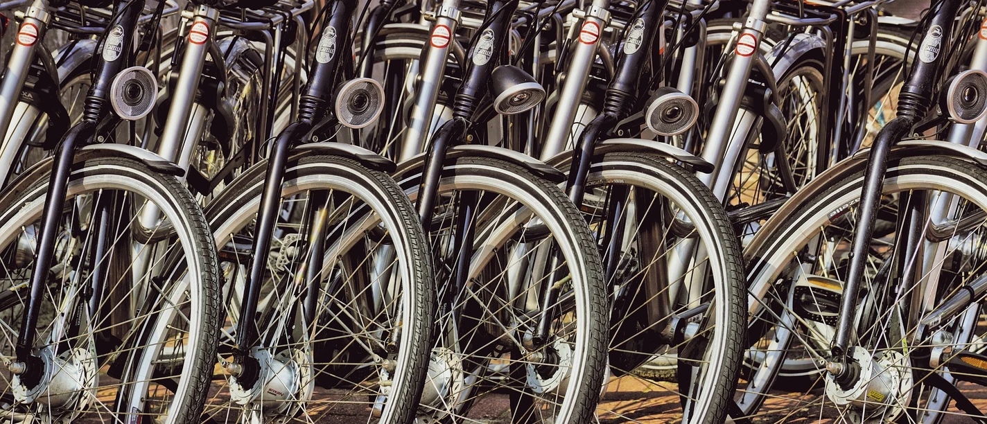 cycles-3902288_1920Susanne Jutzeler_Pixabay.jpg Viele Fahrräder stehen in Reihen nebeneinander und hintereinander
