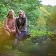 Waldspaziergang_AlexKMedia (2).jpg Zwei Frauen sitzen im Wald auf einem Baumstamm