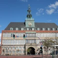Landesmuseum_Emden2.JPG Das Landesmuseum mit seinem markanten Rathausturm, der in den blauen Himmel ragt. The Landesmuseum with its striking town hall tower rising into the blue sky.Landesmuseum med det markante rådhustårn, der rager op i den blå himmel.Het Landesmuseum met zijn opvallende stadhuistoren die oprijst in de blauwe lucht.