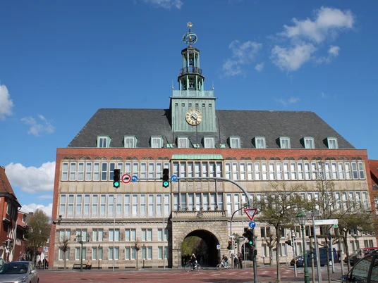 Landesmuseum_Emden2.JPG Das Landesmuseum mit seinem markanten Rathausturm, der in den blauen Himmel ragt. The Landesmuseum with its striking town hall tower rising into the blue sky.Landesmuseum med det markante rådhustårn, der rager op i den blå himmel.Het Landesmuseum met zijn opvallende stadhuistoren die oprijst in de blauwe lucht.
