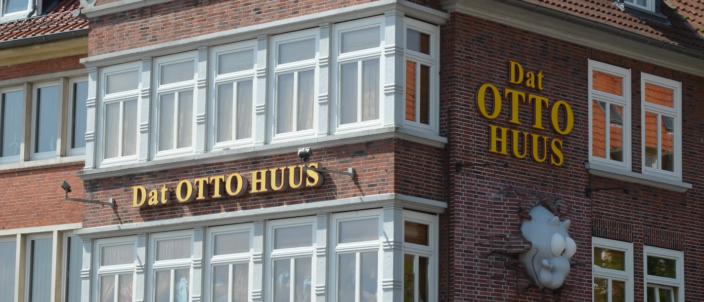 Otto Huus_SL.JPG Otto-Huus' facade under en blå himmel