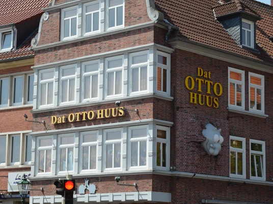 Otto Huus_SL.JPG Fassade des Otto-Huus bei blauem HimmelFacade of the Otto-Huus under a blue skyOtto-Huus' facade under en blå himmelGevel van het Otto-Huus onder een blauwe hemel