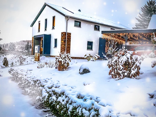 Beleuchtete Ferienwohnung in der Vorweihnachtszeit