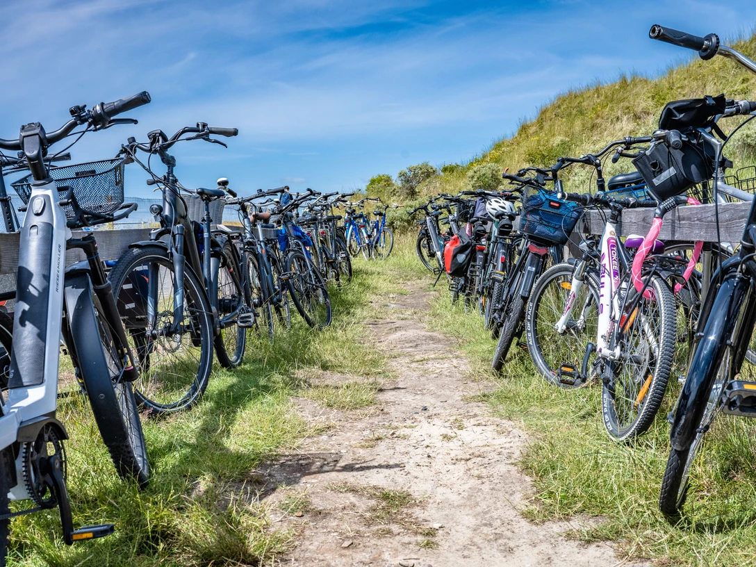 Fahrradparkplatz auf Juist.jpg Fahrradparkplatz auf Juist