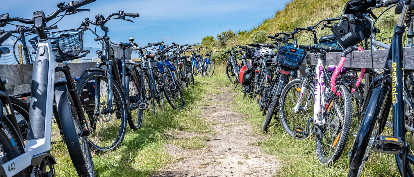 Fahrradparkplatz auf Juist.jpg Fahrradparkplatz auf Juist