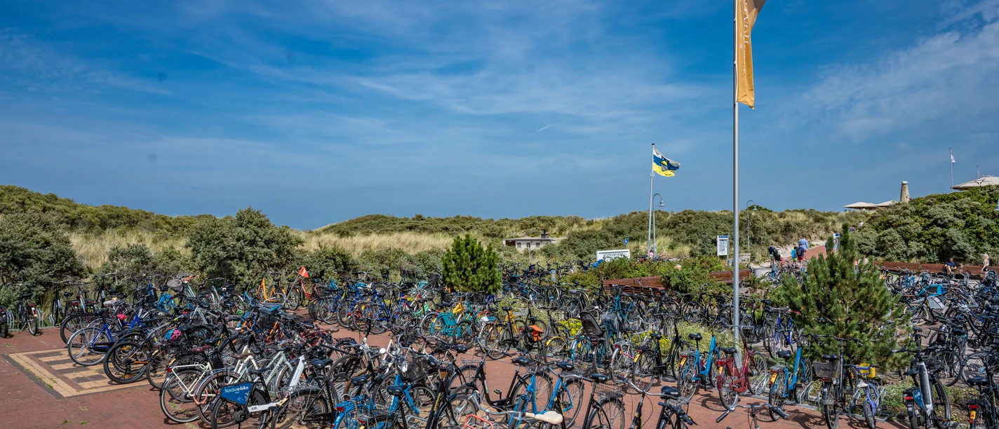 Fahrradparkplatz am Strandabgang Strandstraße auf Juist.jpg Fahrradparkplatz am Strandabgang Strandstraße auf Juist