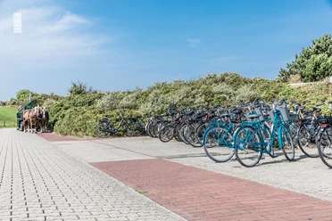 Fahrradparkplatz am Flugplatzrestaurant auf Juist.jpg Fahrradparkplatz am Flugplatzrestaurant auf Juist