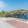 Fahrradparkplatz am Flugplatzrestaurant auf Juist.jpg Fahrradparkplatz am Flugplatzrestaurant auf Juist