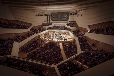 Kulturpalast Dresden - Konzertsaal mit Orchester.jpg