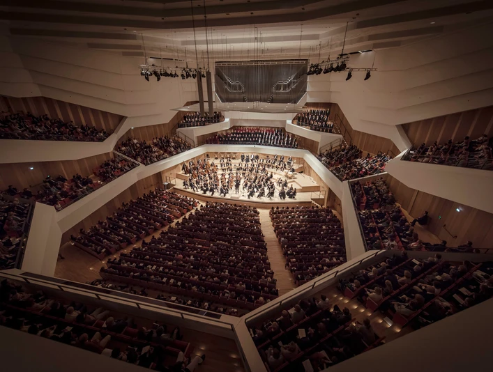 Kulturpalast Dresden - Konzertsaal mit Orchester.jpg