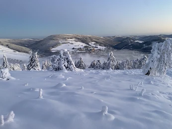 Winterlandschaft auf dem Ettelsberg mit Bergpanorama Winterlandschaft auf dem Ettelsberg mit Bergpanorama